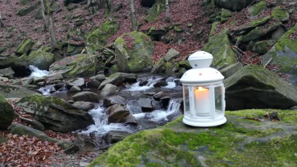 Abendliche Landschaft Des Gebirgsbaches Mit Laterne Kerzenständer — Stockvideo