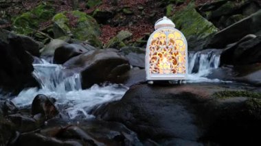 Dağın akşam manzarası fener şamdanı ile