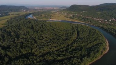 Dağlık kırsal kesimdeki yaz nehrinin hava görüntüleri.