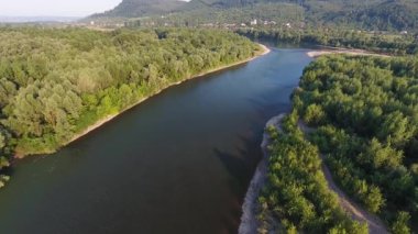 Dağlık kırsal kesimdeki yaz nehrinin hava görüntüleri.
