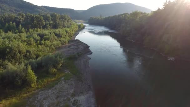 Εναέρια Πλάνα Θερινού Ορεινού Ποταμού Στην Ορεινή Ύπαιθρο — Αρχείο Βίντεο