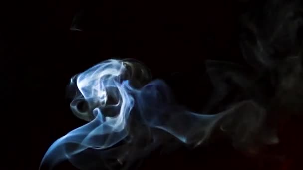 Hermoso Movimiento Humo Haz Luz Sobre Fondo Oscuro — Vídeo de stock