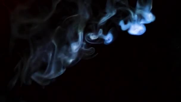 暗い背景に光のビームで煙の美しい動き — ストック動画