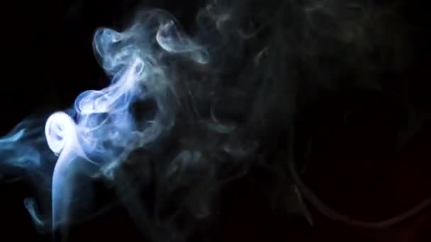 Hermoso Movimiento Humo Haz Luz Sobre Fondo Oscuro — Vídeos de Stock