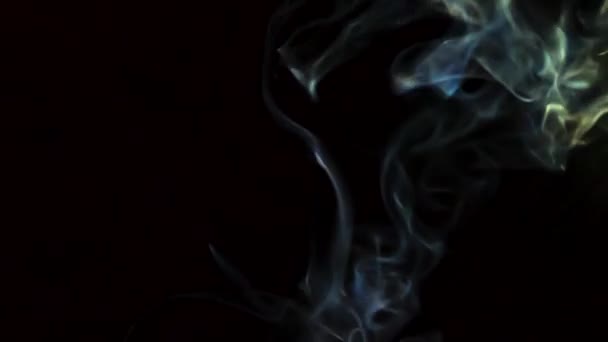 Hermoso Movimiento Humo Haz Luz Sobre Fondo Oscuro — Vídeos de Stock