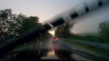 Kasırganın ortasında şiddetli bir yağmurda bir SUV otobanda sürüyor.