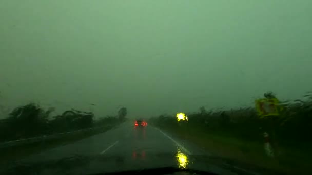 Suv Dirige Uma Estrada Durante Uma Chuva Forte Meio Furacão — Vídeo de Stock