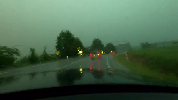 Ein Geländewagen Fährt Bei Starkem Regen Mitten Einem Hurrikan Über — Stockvideo