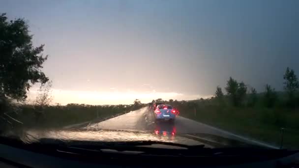 Suv Kör Motorväg Ett Kraftigt Regn Mitt Orkan — Stockvideo