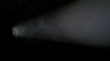 Bir ışık demetinde çok ağır sis