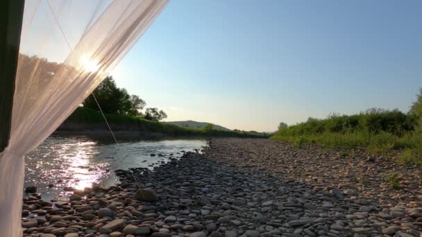 Vista Del Fiume Estivo Montagna Dalla Tenda — Video Stock