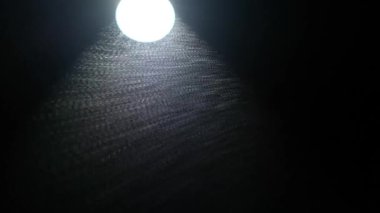 Bir ışık demetinde çok ağır sis