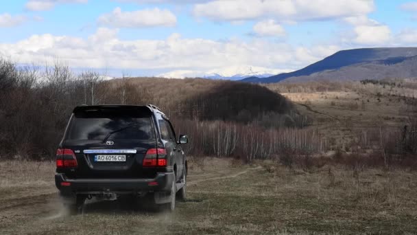 Suv Fährt Durch Die Winterkarpaten — Stockvideo