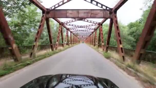Pojazd Terenowy Jedzie Żelaznym Moście Nad Górską Rzeką — Wideo stockowe