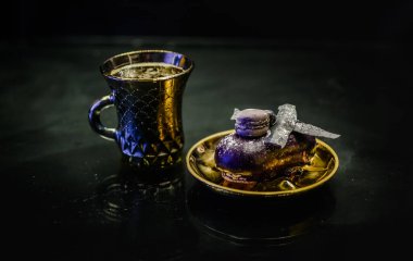 Neşeli bir atmosferde bir fincan kahve.