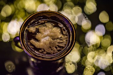 Neşeli bir atmosferde bir fincan kahve.