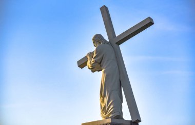 Taşrada İsa ile İbadet Haçı 'nın manzarası