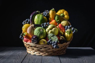 Saman sepetinde sebze ve meyvelerle dolu bir sonbahar.