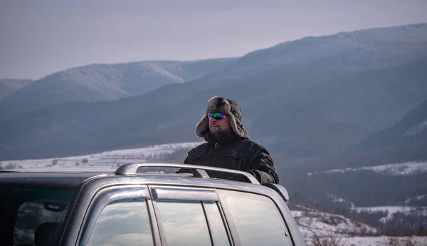 Homem Sênior Montanhas Inverno — Fotografia de Stock