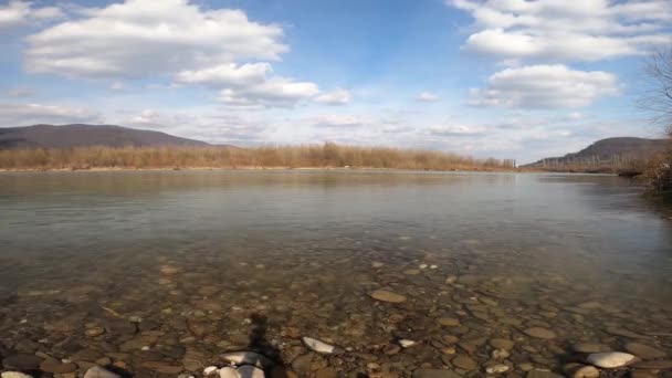 Akan Pınarlı Bir Dağ Nehri Olan Bir Arazinin Zaman Akışı — Stok video