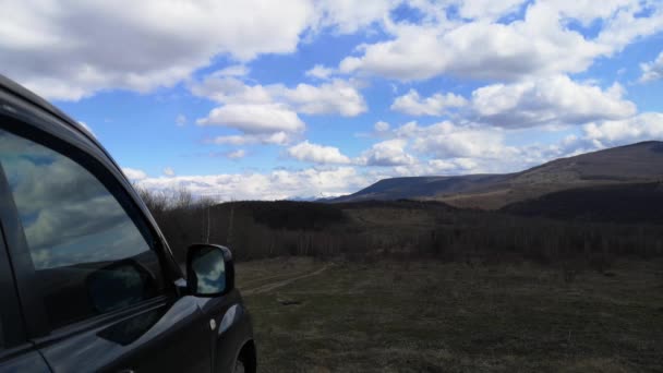 Zeitraffer Einer Frühlingslandschaft Den Karpaten Mit Einem Geländewagen — Stockvideo