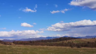 Karpatya dağlarındaki bahar manzarasının zamanlaması
