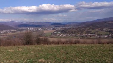 Karpat Dağları vadisindeki şehrin bahar manzarasının zamanlaması.