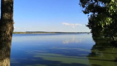 Günbatımından önce yaz gölü manzarasının zaman aşımı