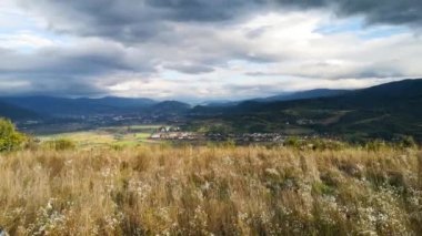 Karpat Dağları vadisinde zaman aşımına uğramış sonbahar manzarası