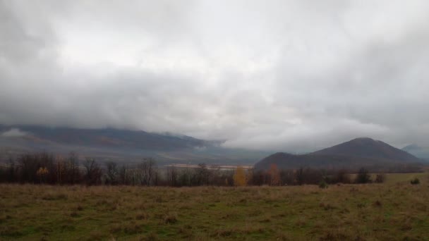Zeitraffer Einer Herbstlichen Landschaft Mit Nebel Einer Bergigen Gegend — Stockvideo