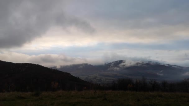 Timelapse Paisaje Otoñal Con Niebla Una Zona Montañosa — Vídeos de Stock