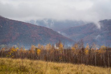 Dağlık bir alanda sis olan sonbahar manzarası