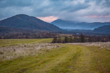 Dağlık bir alanda sis olan sonbahar manzarası