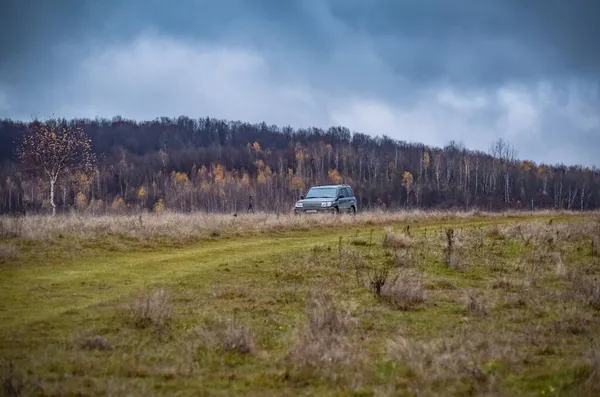 Suv Őszi Kárpátokban Utazik — Stock Fotó