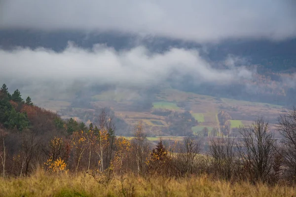 Podzimní Krajina Mlhou Hornaté Oblasti — Stock fotografie