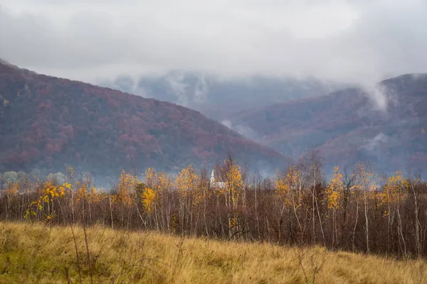 Paisaje Otoñal Con Niebla Una Zona Montañosa —  Fotos de Stock