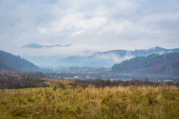 山間部で霧が立ち込める秋の風景 — ストック写真