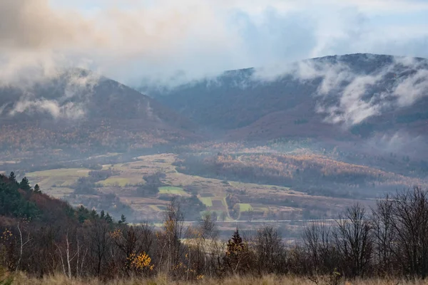 Dağlık Bir Alanda Sis Olan Sonbahar Manzarası — Stok fotoğraf