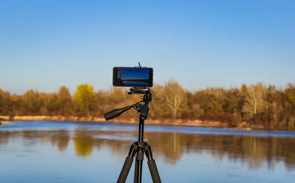 Tournage Paysage Automnal Une Rivière Montagne Avec Smartphone Heure Coucher — Photo