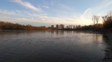 Bir sonbahar manzarasının zamanı Dağ nehri üzerindeki sisli