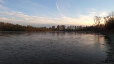 Bir sonbahar manzarasının zamanı Dağ nehri üzerindeki sisli