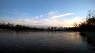 Bir sonbahar manzarasının zamanı Dağ nehri üzerindeki sisli