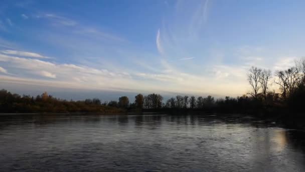 Timelapse Paisaje Otoñal Con Niebla Río Montaña — Vídeo de stock