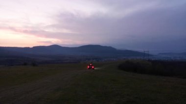 SUV akşamları dağlık kırlarda dolaşır.