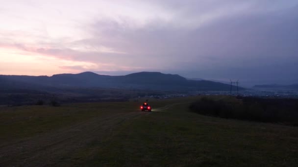 Der Geländewagen Fährt Abends Durch Die Bergige Landschaft — Stockvideo