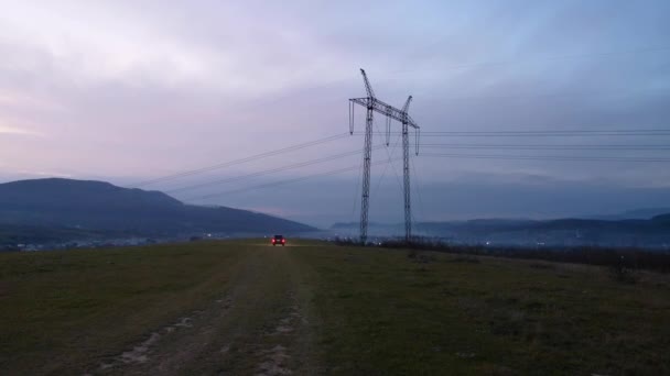 Der Geländewagen Fährt Abends Durch Die Bergige Landschaft — Stockvideo