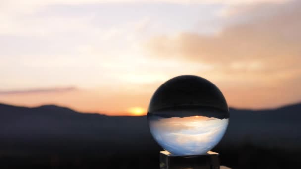 Timelapse Paisaje Otoñal Atardecer Las Montañas Través Una Bola Cristal — Vídeos de Stock