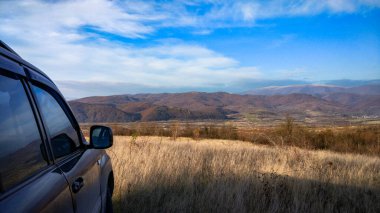 SUV sonbaharda Karpatlar 'da seyahat eder.