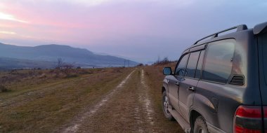 SUV sonbaharda Karpatlar 'da seyahat eder.