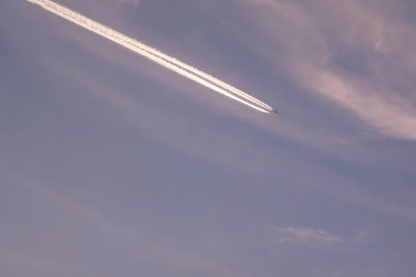 Aereo Vola Nel Cielo Lascia Una Traccia — Foto Stock